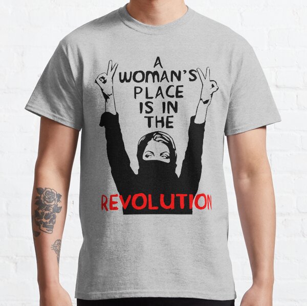 Vista previa del artículo con la obra «El lugar de una mujer está en la revolución: feminista, resistencia, protesta, socialista», diseñado y vendido por SpaceDogLaika.