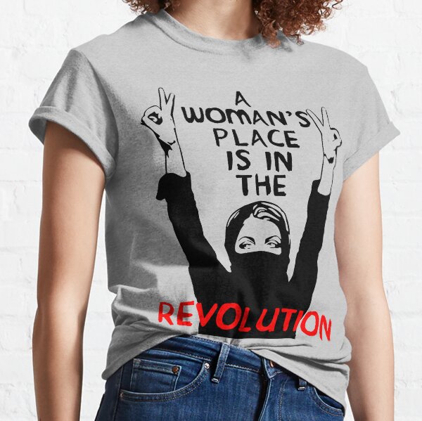 Vista previa del artículo con la obra «El lugar de una mujer está en la revolución: feminista, resistencia, protesta, socialista», diseñado y vendido por SpaceDogLaika.