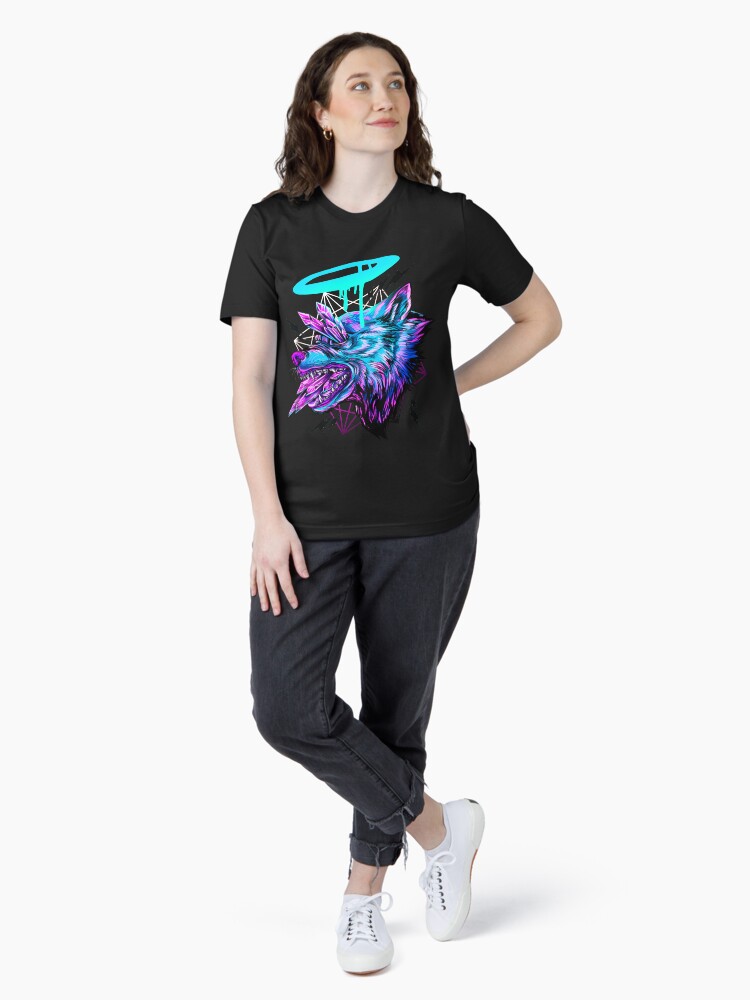 Imagen 4 de 7, Camiseta esencial con la obra Lobo de cristal, diseñada y vendida por retkikosmos.
