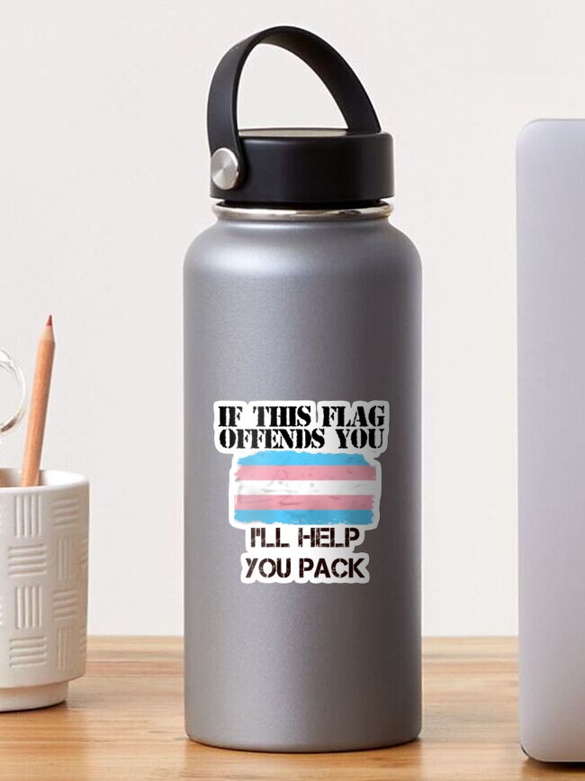 Thumbnail 1 von 3, Sticker, Trans Pride - "Wenn diese Flagge Sie beleidigt, helfe ich Ihnen beim Packen" designt und verkauft von VocaloidSP.