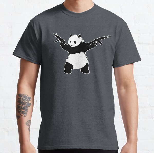Panda de Banksy tenant des fusils d'assaut T-shirt classique