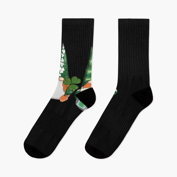 Artikelvorschau, Glücklichen St Patrick Tag - drei niedliches Gnomen-Kleeblatt-lustiges Geschenk entworfen und verkauft von Dressed For Duty.