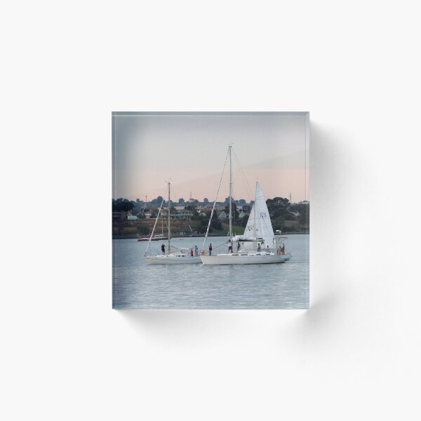 Aperçu de l'œuvre Il est temps d'entrer! Pratiquez la voile au crépuscule. Front de mer de Geelong, Victoria, Australie. créée et vendue par RitaBlom.