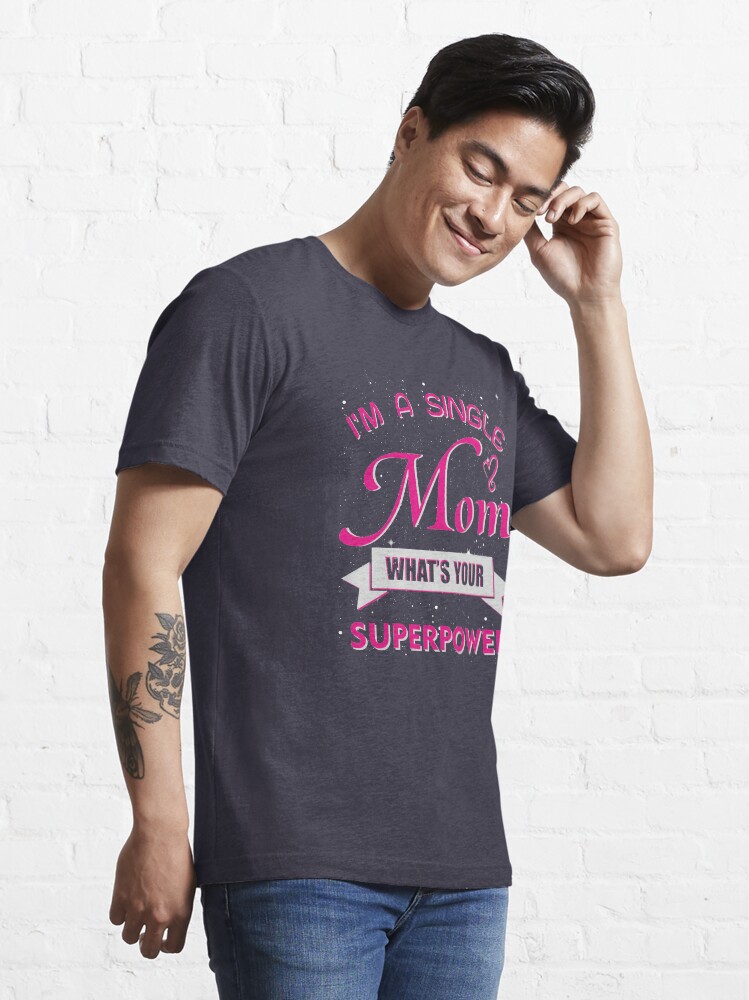 T-shirt essentiel ''Je suis une mère célibataire' : autre vue