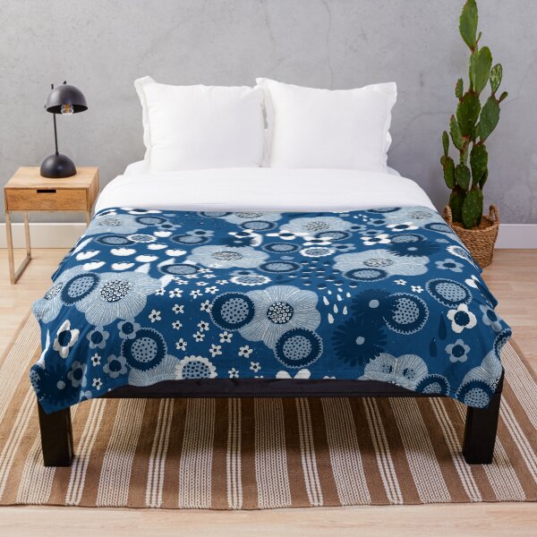 Artikelvorschau, Vintage-Kitsch Floral Pantone 2020 Classic Blue von Friztin entworfen und verkauft von friztin.