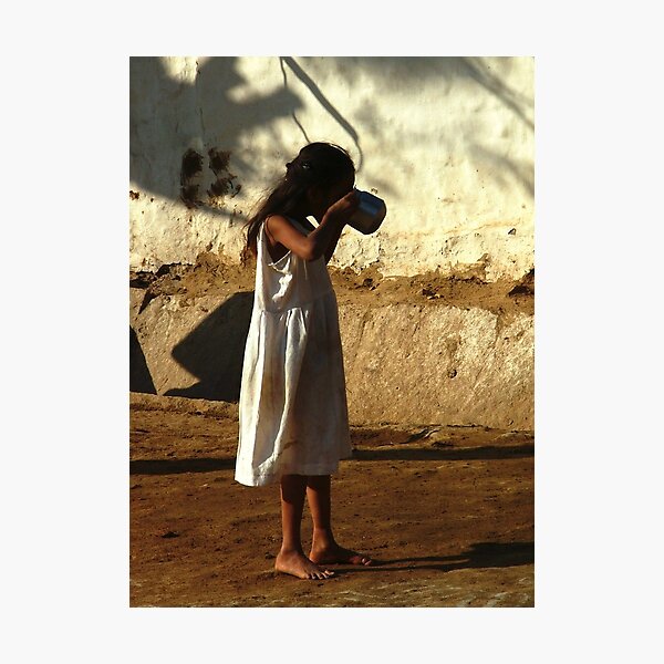 Aperçu de l'œuvre Drinking Girl in Hampi créée et vendue par SerenaB.