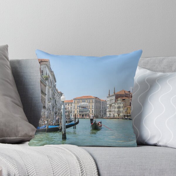 Artikelvorschau, Klassische venezianische Paläste und Gondeln am Canal Grande in Silky Aquamarine entworfen und verkauft von Georgia Mizuleva.