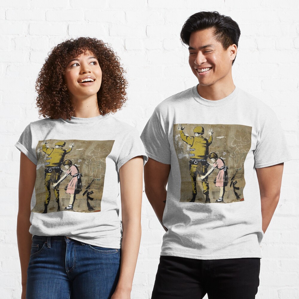 Discover Banksy Mädchen, das Soldaten sucht Classic T-Shirt