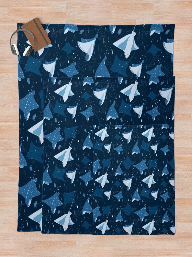 Imagen 5 de 6, Manta con la obra Rayas voladoras azules, diseñada y vendida por Avisnanna.