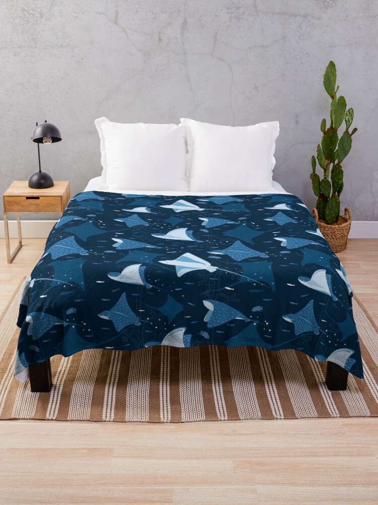 Imagen 1 de 6, Manta con la obra Rayas voladoras azules, diseñada y vendida por Avisnanna.