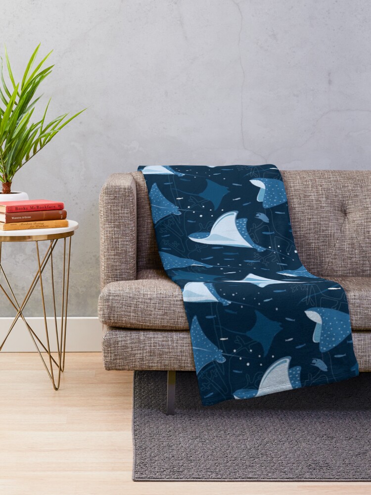 Imagen 2 de 6, Manta con la obra Rayas voladoras azules, diseñada y vendida por Avisnanna.
