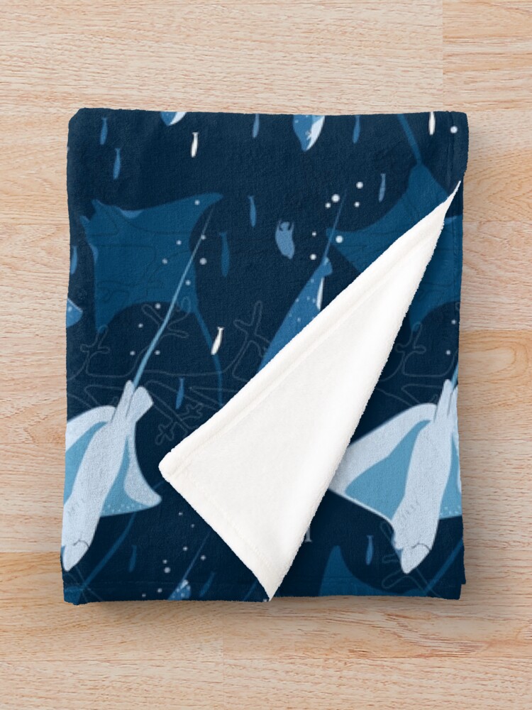 Imagen 3 de 6, Manta con la obra Rayas voladoras azules, diseñada y vendida por Avisnanna.