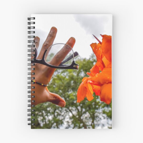 Artikelvorschau, Blume und eine Hand entworfen und verkauft von polytyc.