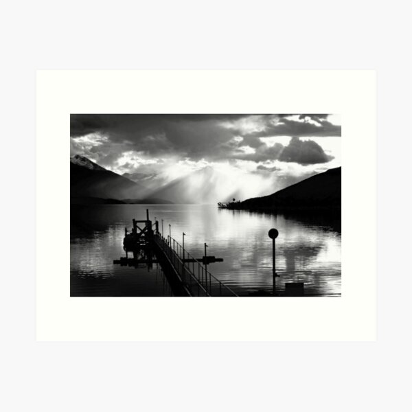Vista previa del artículo con la obra « Rayos de sol y tormentas
Entusiastas de blanco y negro
Naturaleza y hombre
¿Dónde diablos es esto?
Universo de artistas



El lago Te Anau se encuentra en la esquina suroeste de la isla sur de Nueva Zelanda. Su nombre era originalmente Te Ana-au», diseñado y vendido por Ralph de Zilva.