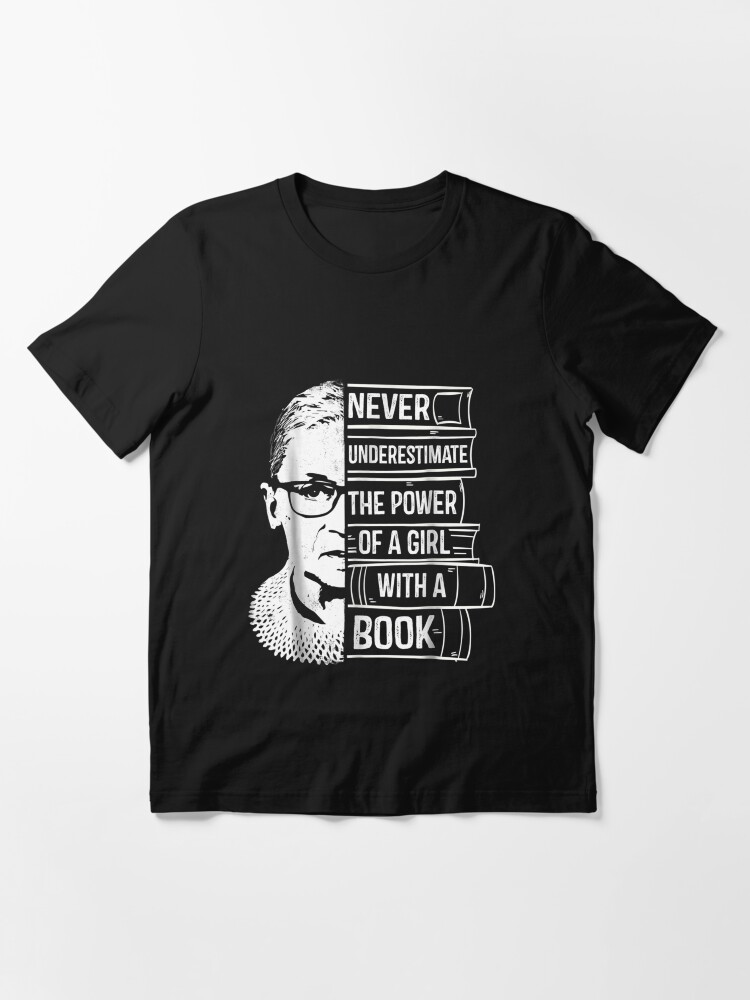 Alternative Ansicht von Notorische RBG Ruth Bader Ginsburg unterschätzen nie die Energie eines Mädchens mit einem Buch-Feminist-Geschenk Essential T-Shirt
