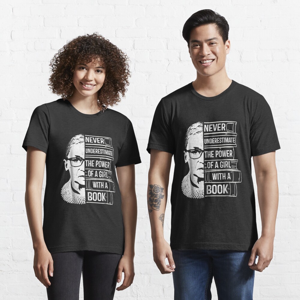 Notorische RBG Ruth Bader Ginsburg unterschätzen nie die Energie eines Mädchens mit einem Buch-Feminist-Geschenk Essential T-Shirt