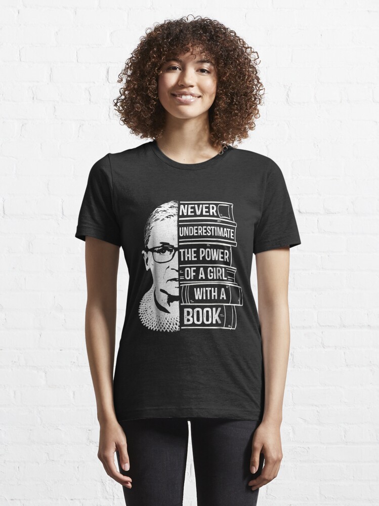 Alternative Ansicht von Notorische RBG Ruth Bader Ginsburg unterschätzen nie die Energie eines Mädchens mit einem Buch-Feminist-Geschenk Essential T-Shirt