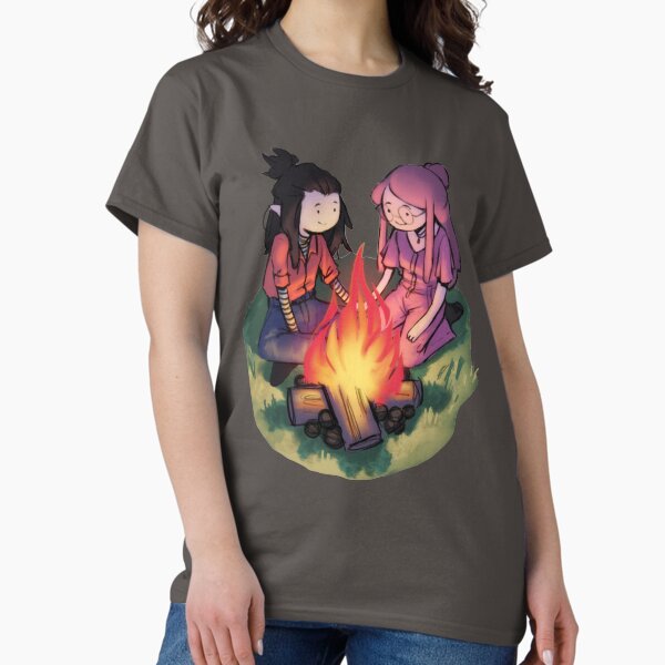 Vista previa del artículo con la obra «Marceline y Princess Bubblegum sentadas junto a la fogata», diseñado y vendido por 2KDC.