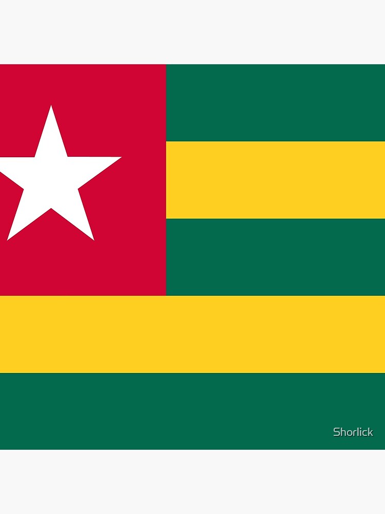 Aperçu 3 sur 3. Coussin avec l'œuvre Drapeau du Togo créée et vendue par Shorlick.