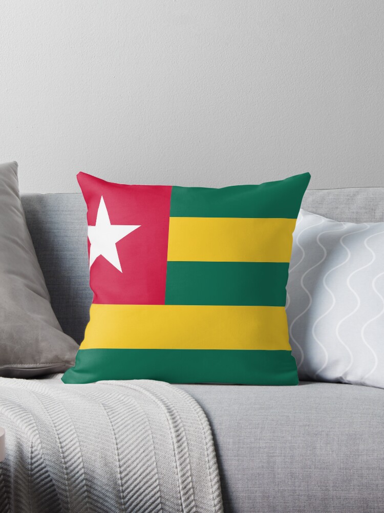 Aperçu 1 sur 3. Coussin avec l'œuvre Drapeau du Togo créée et vendue par Shorlick.