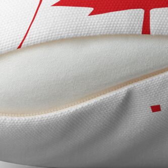 Aperçu 2 sur 3. Coussin avec l'œuvre Drapeau du Canada créée et vendue par Shorlick.