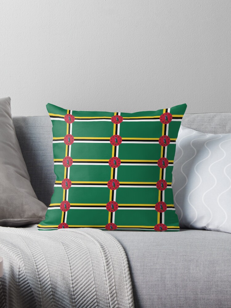 Aperçu 1 sur 3. Coussin avec l'œuvre Drapeau de la Dominique créée et vendue par Shorlick.