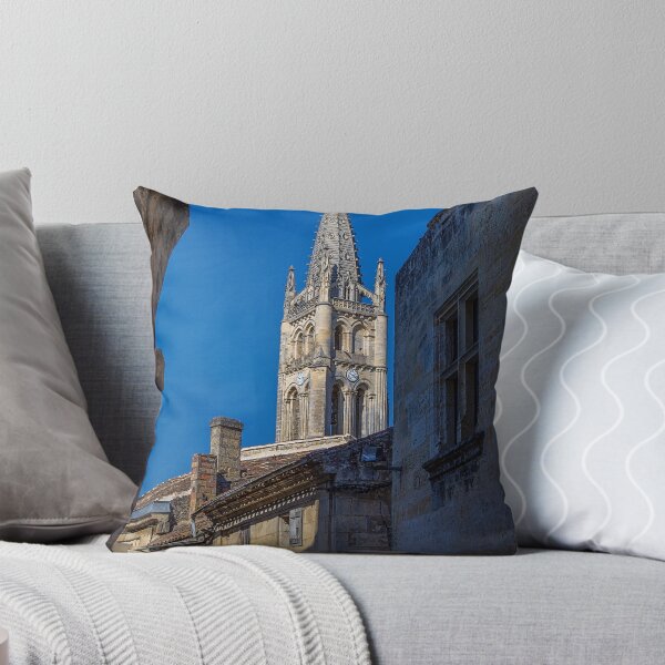 Item preview,  con fascinantes iglesias románicas y ruinas que se extienden a lo largo de calles empinadas y estrechas.
Los romanos plantaron viñedos en lo que se convertiría en Saint-Émilion ya en el siglo II. designed and sold by vadim19.