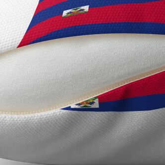 Aperçu 2 sur 3. Coussin avec l'œuvre Drapeau d'Haïti créée et vendue par Shorlick.