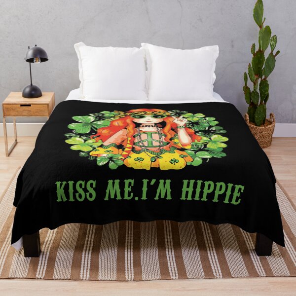 Artikelvorschau, Küss mich, ich bin Hippie Saint Patricks Day Shamrock 2020 entworfen und verkauft von WanitaDesign.