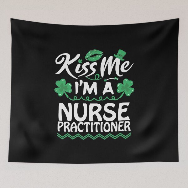 Aperçu de l'œuvre Embrasse-moi, je suis infirmière praticienne Saint Patricks Day créée et vendue par WanitaDesign.