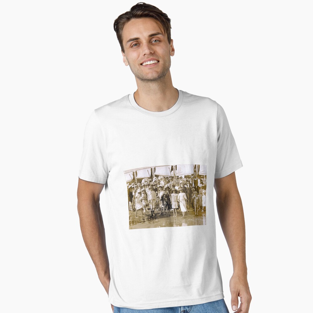 Aperçu de l'œuvre T-shirt essentiel créée et vendue par Richet.
