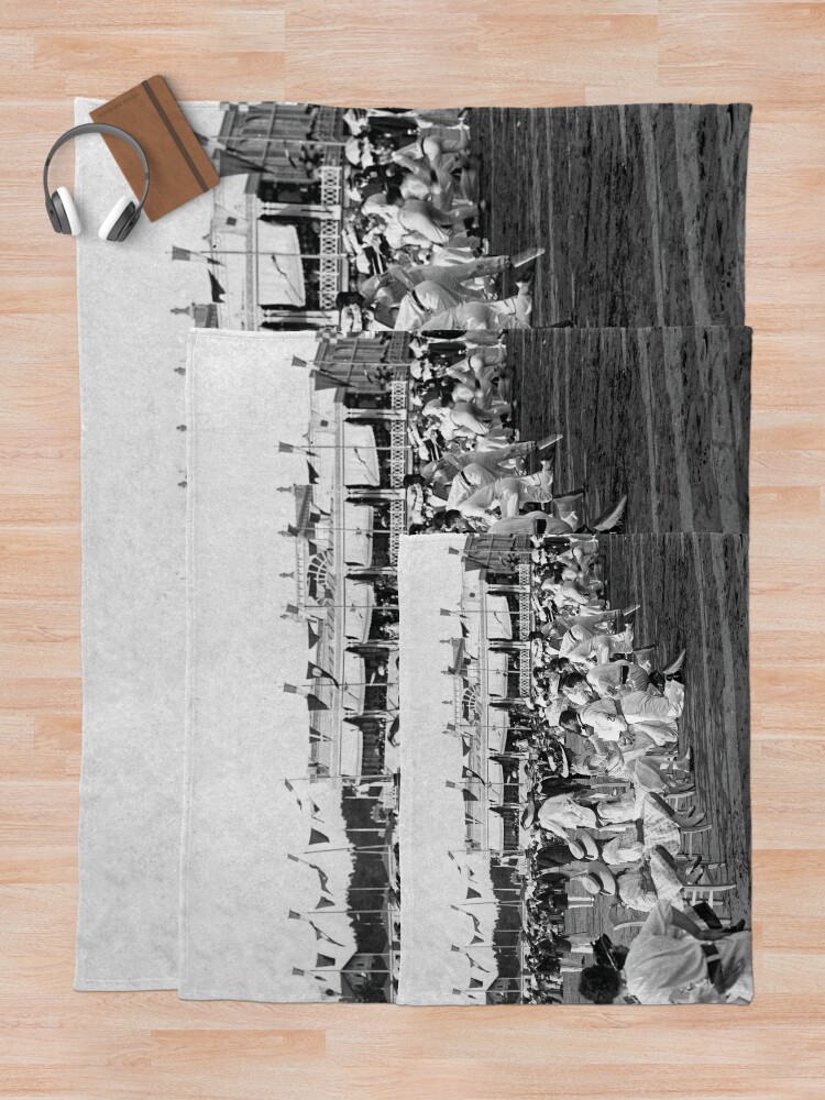 Aperçu 5 sur 6. Plaid avec l'œuvre Plage de Pontaillac à la Belle Époque créée et vendue par Richet.