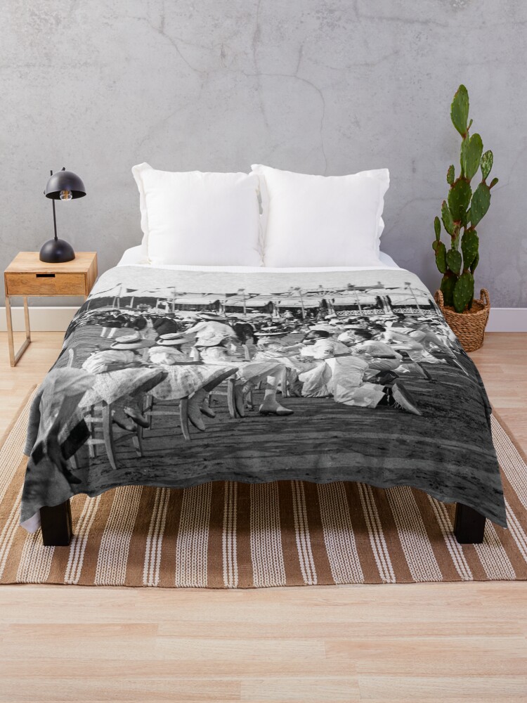 Aperçu 1 sur 6. Plaid avec l'œuvre Plage de Pontaillac à la Belle Époque créée et vendue par Richet.