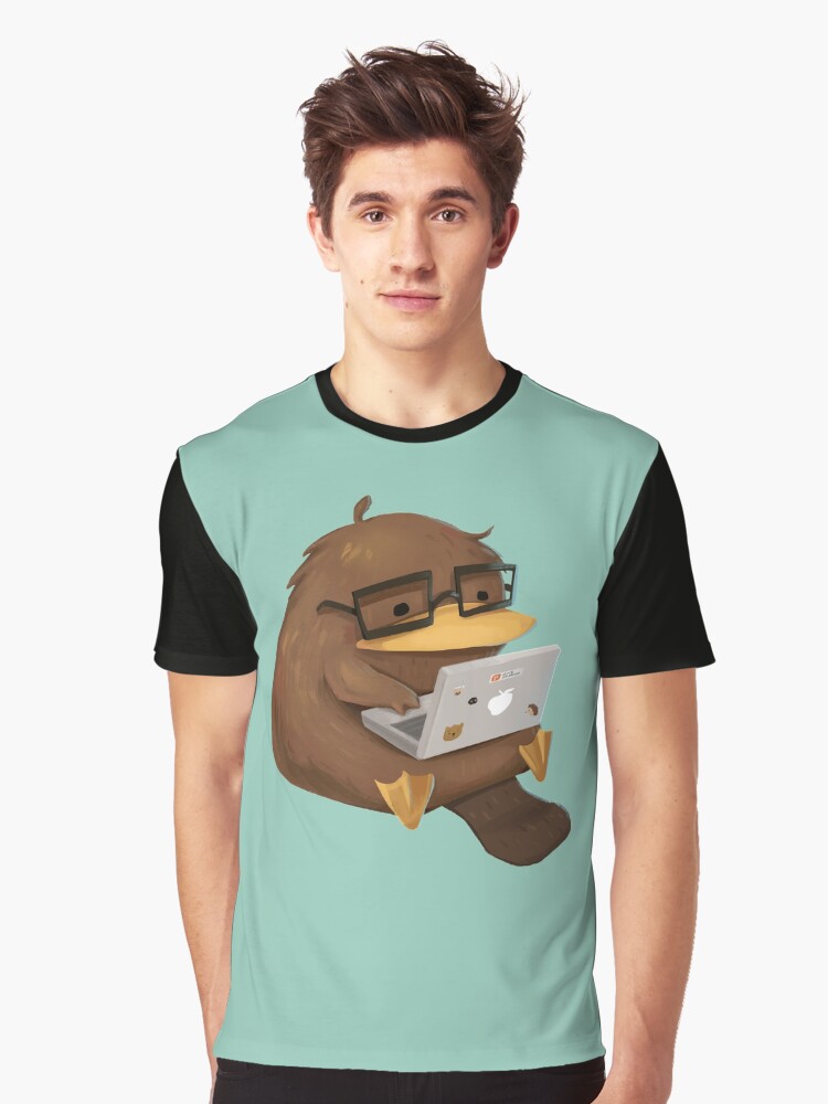 Imagen 1 de 5, Camiseta gráfica con la obra Ornitorrinco nerd, diseñada y vendida por Pameloo.