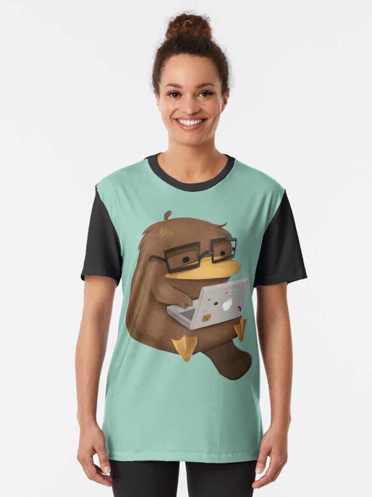 Imagen 2 de 5, Camiseta gráfica con la obra Ornitorrinco nerd, diseñada y vendida por Pameloo.