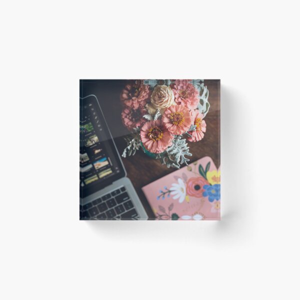 Artikelvorschau, Blumen und Computerdesign entworfen und verkauft von Mahesh Tolani.