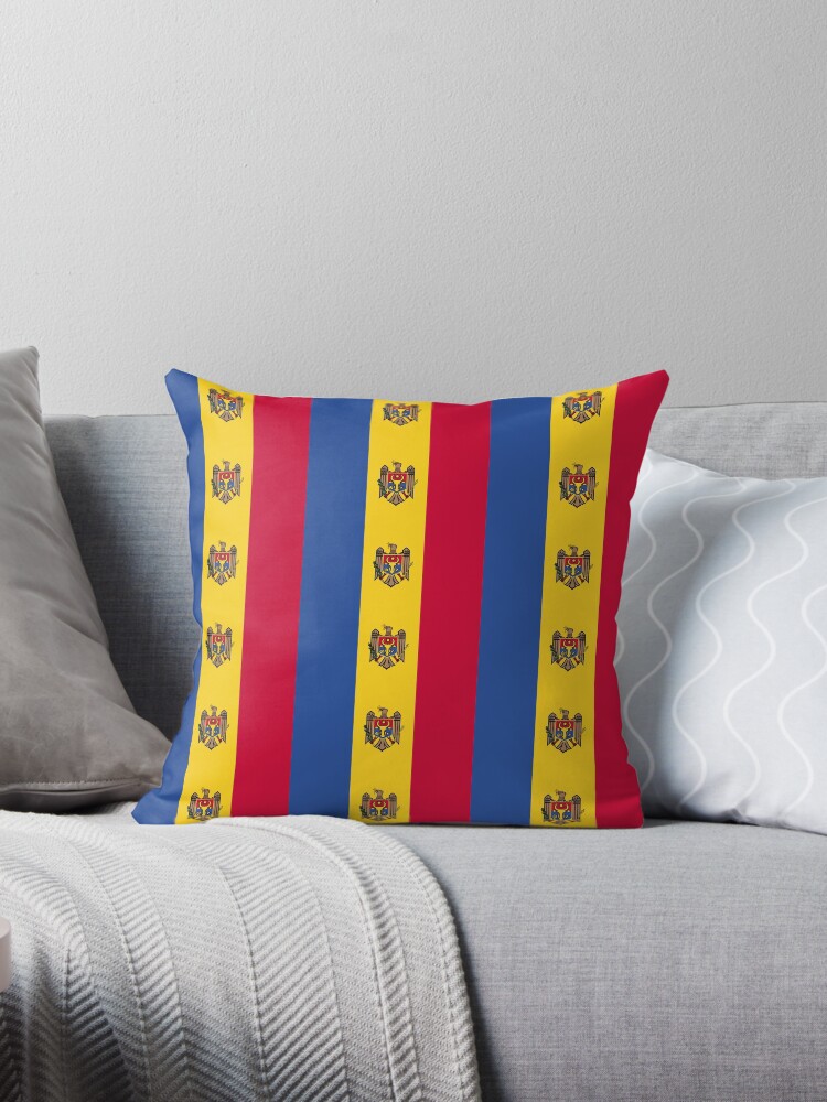Aperçu 1 sur 3. Coussin avec l'œuvre Drapeau de la Moldavie créée et vendue par Shorlick.