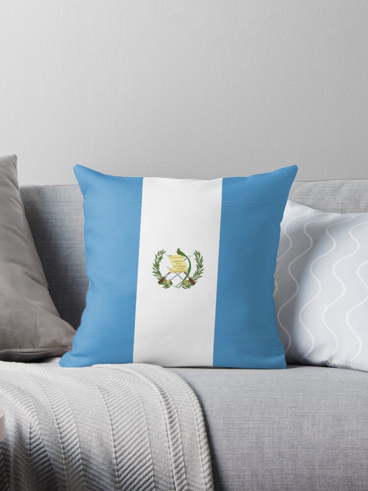 Aperçu 1 sur 3. Coussin avec l'œuvre Drapeau du Guatemala créée et vendue par Shorlick.