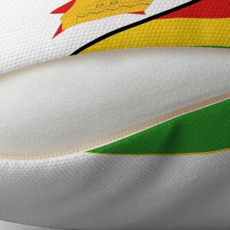 Aperçu 2 sur 3. Coussin avec l'œuvre Drapeau du Zimbabwe créée et vendue par Shorlick.