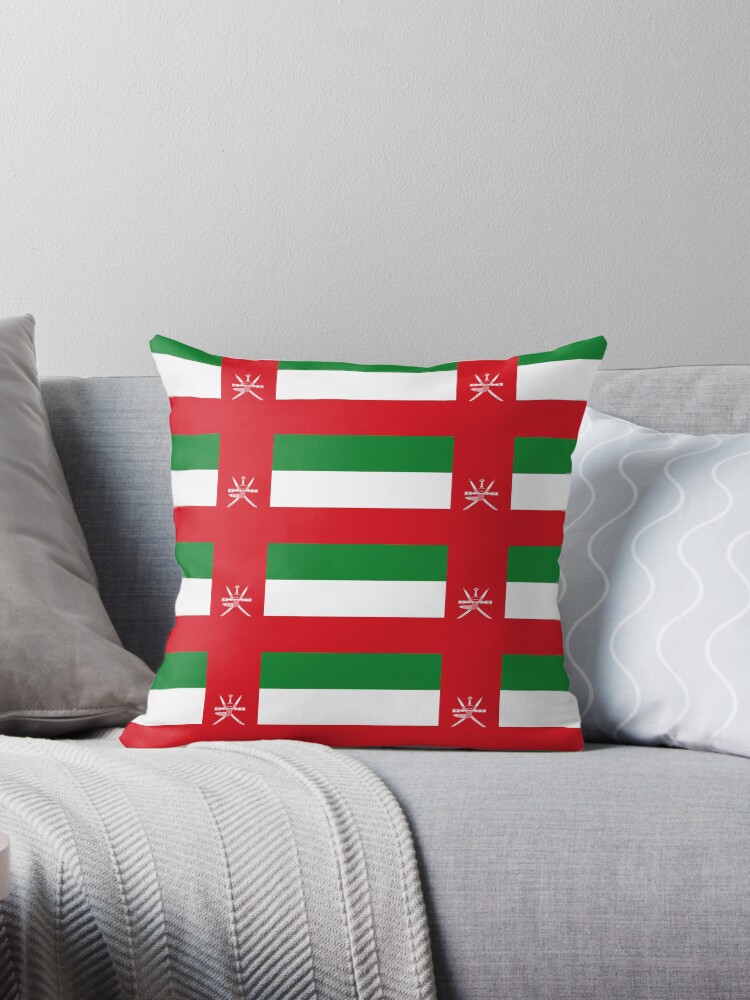 Aperçu 1 sur 3. Coussin avec l'œuvre Drapeau d'Oman créée et vendue par Shorlick.