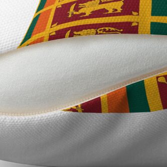 Aperçu 2 sur 3. Coussin avec l'œuvre Drapeau du Sri Lanka créée et vendue par Shorlick.