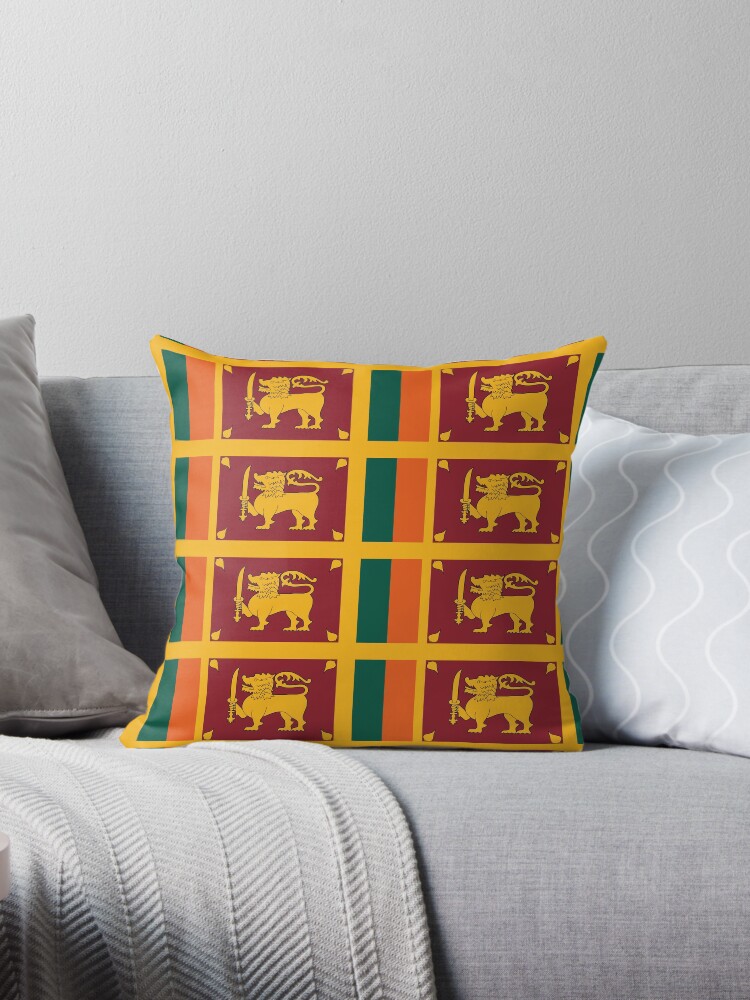 Aperçu 1 sur 3. Coussin avec l'œuvre Drapeau du Sri Lanka créée et vendue par Shorlick.