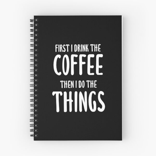 Aperçu de l'œuvre D'abord je bois le café, puis je fais les choses (noir) créée et vendue par quoteedesigns.