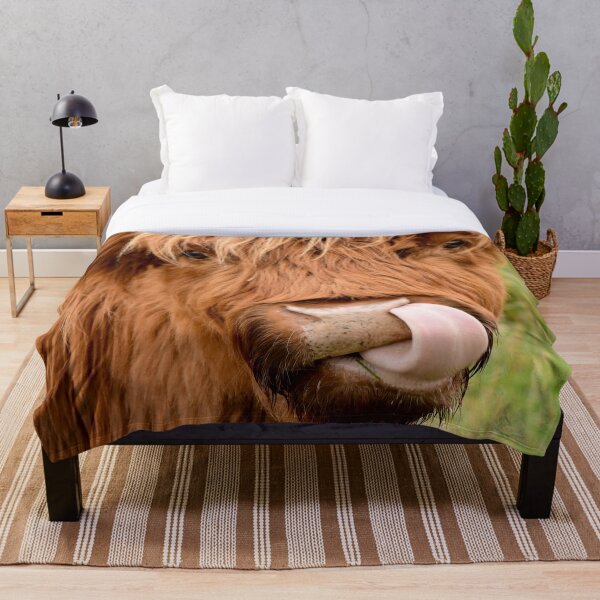 Tasty, the highland cow Throw Blanket