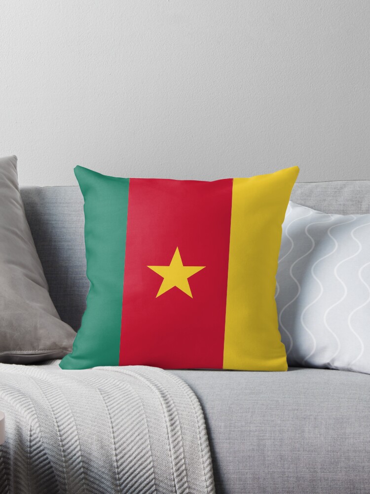 Aperçu 1 sur 3. Coussin avec l'œuvre Drapeau du Cameroun créée et vendue par Shorlick.