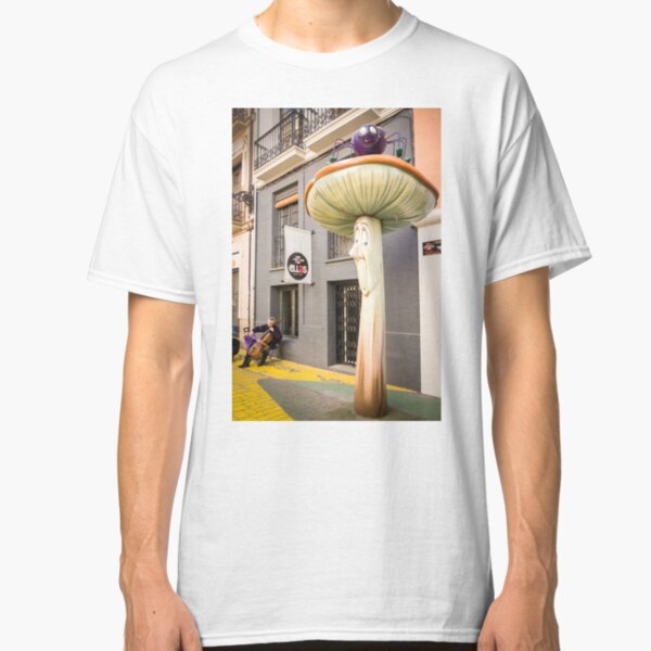 Don't look now, he's playing again Classic T-Shirt