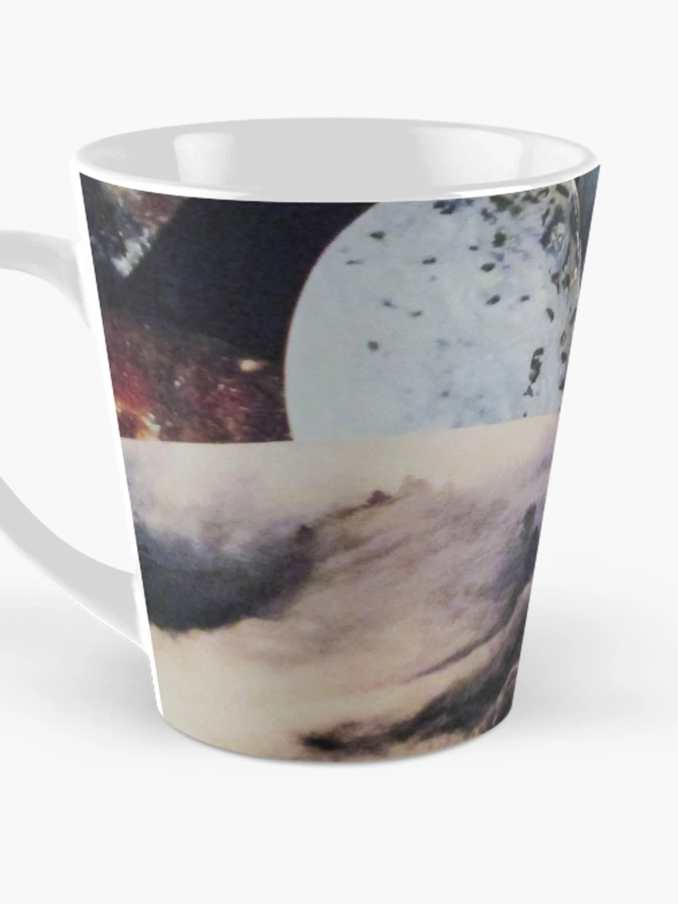 Imagen 3 de 4, Taza de café con la obra BIJOUX, diseñada y vendida por RICOLLAGE.