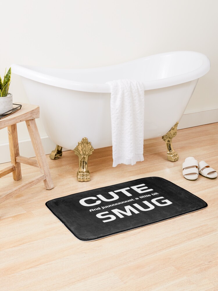 Aperçu 2 sur 6. Tapis de bain avec l'œuvre Cute, and Smug ! Texte Blanc créée et vendue par SmartGalaxy.
