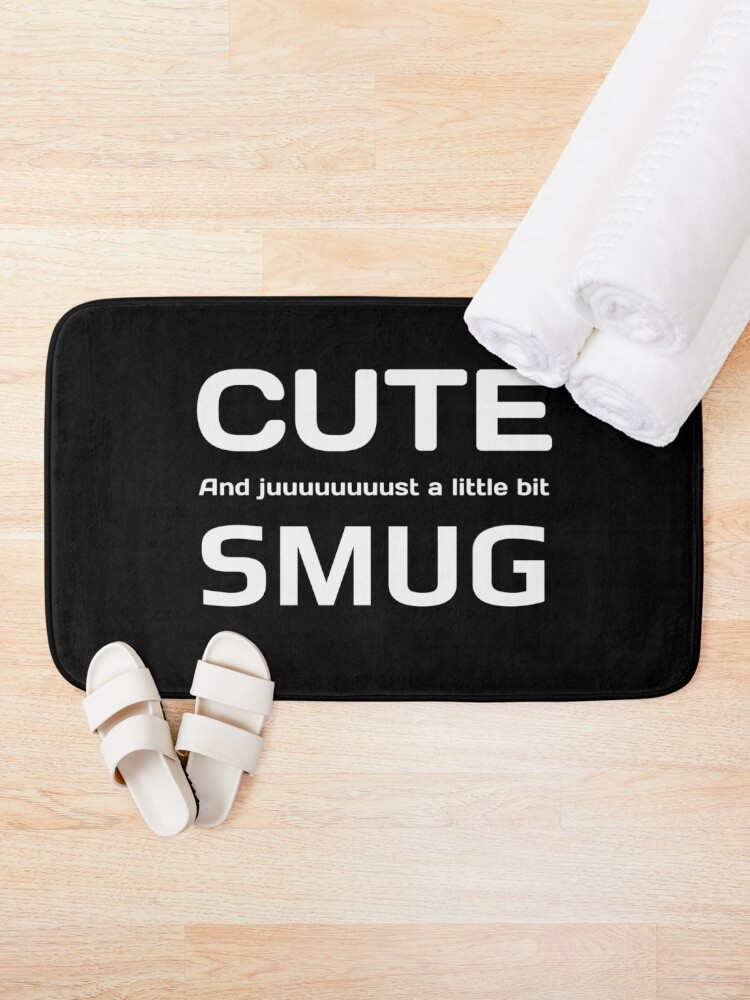 Aperçu 1 sur 6. Tapis de bain avec l'œuvre Cute, and Smug ! Texte Blanc créée et vendue par SmartGalaxy.