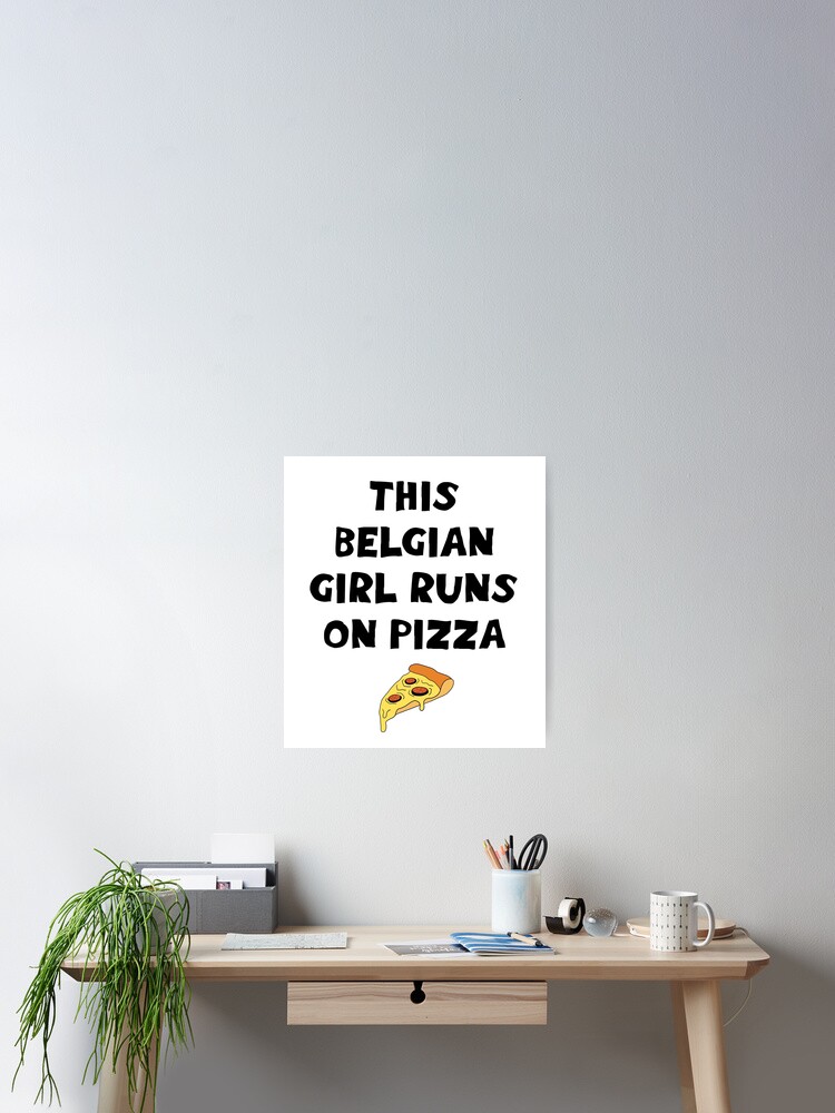 Poster Cette Fille Belge Court Sur La Pizza Citation Hilarante Drole Delicieuse Tranche De Pizza